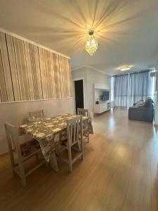 ein Wohnzimmer mit Tisch und Stühlen und einer Couch in der Unterkunft Ap Independecia in Santa Cruz do Sul