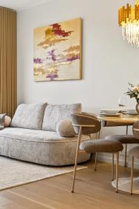 Posezení v ubytování Brand-New Luxury Apartment with Sea View