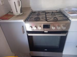 Un horno de estufa en una cocina en Casa Herminia, en Tarrafal 17 fotos más