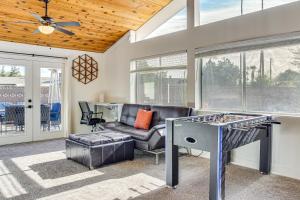 Χώρος καθιστικού στο 2 Mi to ASU Spacious Family Home with Patio!