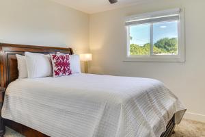 Ένα ή περισσότερα κρεβάτια σε δωμάτιο στο 2 Mi to ASU Spacious Family Home with Patio!