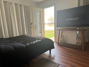 Μια τηλεόραση ή/και κέντρο ψυχαγωγίας στο Studio with private entrance, bathroom in Laurel and columbia