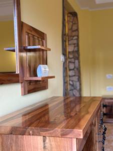 eine Küche mit einer hölzernen Arbeitsplatte in einem Zimmer in der Unterkunft Vâlceaua Zânelor in Stațiunea Climaterică Sâmbăta + 48 Fotos