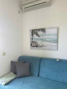 伊加洛Igalo Montenegro - Nice apartment 20 m from the sea!的墙上画画的蓝色沙发