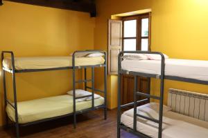 Ένα ή περισσότερα κρεβάτια σε δωμάτιο στο Albergue-Refugio Sargantana