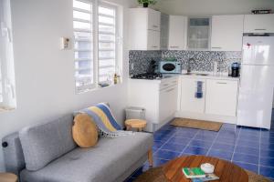 a living room with a couch and a kitchen at Uncle Bobs Reef in Sabana Westpunt