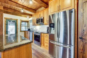 Nhà bếp/bếp nhỏ tại Hike and Relax Fireside Peaceful Gem in Soddy-Daisy