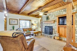 Khu vực ghế ngồi tại Hike and Relax Fireside Peaceful Gem in Soddy-Daisy