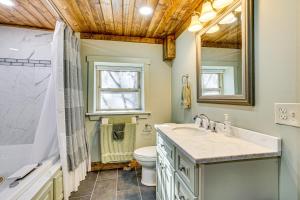 Phòng tắm tại Hike and Relax Fireside Peaceful Gem in Soddy-Daisy +16 ảnh