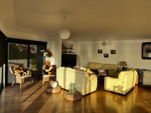 Posezení v ubytování Beachfront Penthouse with Panoramic Ocean-View Terrace VIP Baia