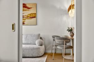 Posezení v ubytování Brand-New Luxury Apartment with Sea View