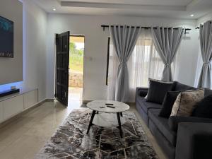 una sala de estar con un sofá y una mesa en Hippoville, en Mbabane