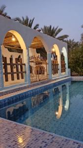 une maison avec une piscine au milieu dans l'établissement Maison authentique au cœur des oasis, à Ghardaïa