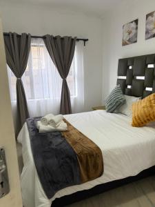 ein Schlafzimmer mit einem großen Bett mit Handtüchern darauf in der Unterkunft Hippoville in Mbabane + 14 Fotos