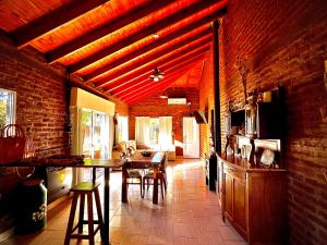 eine Küche mit Tisch und Stühlen in einem Zimmer in der Unterkunft Cabañas Bruma in Monte Hermoso