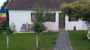 una casa bianca con due alberi di fronte di Courtyard Studio a Oradea