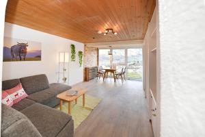 a living room with a couch and a table at Rundblick 2 Gartenwohnung in Tschagguns