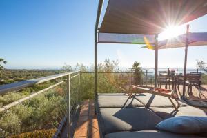 Balkón nebo terasa v ubytování Rahal Luxury - Private Heated Jacuzzi & Infinity Pool