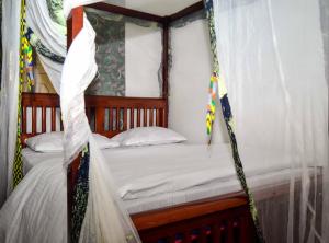 En eller flere senge i et værelse på Chaga African Home + 33 billeder