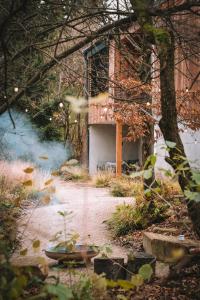 un edificio in mezzo a una foresta di Chata Lipinka a Strážnice