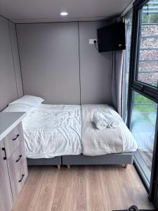 Ένα ή περισσότερα κρεβάτια σε δωμάτιο στο Glamping Pod with a Hot Tub in Orchard