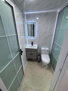 Ένα μπάνιο στο Glamping Pod with a Hot Tub in Orchard