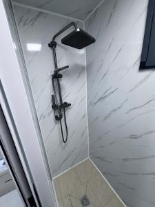 Ένα μπάνιο στο Glamping Pod with a Hot Tub in Orchard +12 φωτογραφίες