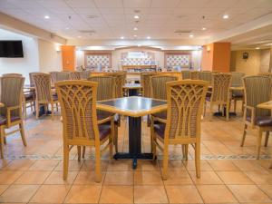 a dining room with tables and chairs in a room at Holiday Inn Express - Monterrey - Tecnologico by IHG in Monterrey
