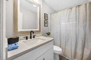 Ένα μπάνιο στο Modern 3BR Austin Stay Sleeps 8 Free Parking +13 φωτογραφίες