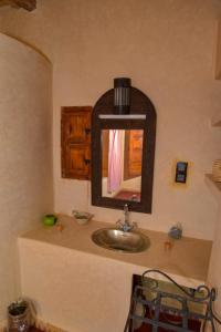 ein Badezimmer mit Waschbecken und Spiegel in der Unterkunft Bluegreen Guest House Marrakech in Aït Amara + 31 Fotos