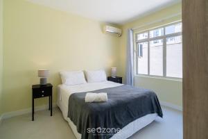 a bedroom with a bed and a window at Aptos completos com localização privilegiada no coração de Floripa – CSNs in Florianópolis