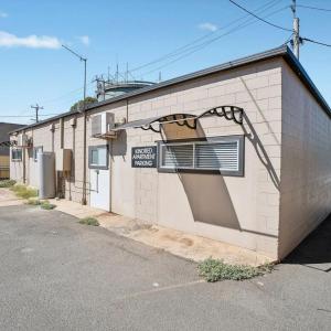 un bâtiment avec un mur sur lequel est installé un climatiseur dans l'établissement Park Lane Stay Leeton, à Leeton