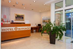 Ο χώρος του λόμπι ή της ρεσεψιόν στο Hotel Rotondo