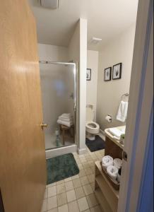 Ένα μπάνιο στο Comfort 1BR with Fast Wi-Fi