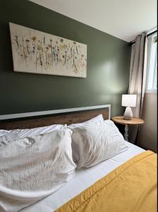 Ένα ή περισσότερα κρεβάτια σε δωμάτιο στο Comfort 1BR with Fast Wi-Fi