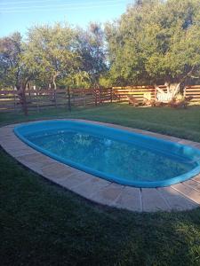 ein großer blauer Pool in der Mitte eines Gartens in der Unterkunft Los Peñi in Cortaderas + 11 Fotos