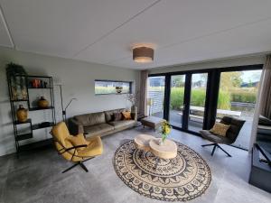 TV a/nebo společenská místnost v ubytování Water Villa in Balk by Slotermeer Lake