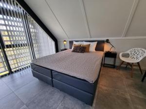 Postel nebo postele na pokoji v ubytování Water Villa in Balk by Slotermeer Lake