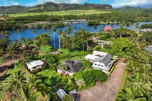 una vista aérea de una casa junto a un río en Fern Grotto Inn, en Kapaa