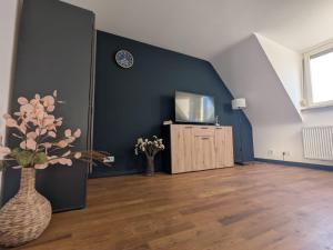 TV a/nebo společenská místnost v ubytování Urban Central