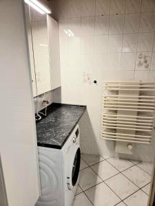eine weiße Waschmaschine und ein Trockner im Bad in der Unterkunft Monteur-Haus Lübeck Berlin Pankow, Reinickendorf, Glienicke-Nordbahn 