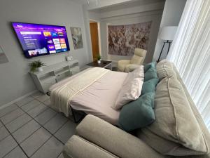 TV a/nebo společenská místnost v ubytování Eagle Stay 13