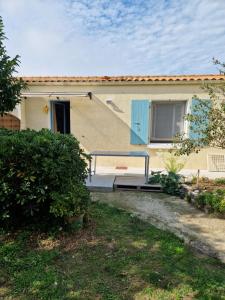 a house with a blue door and a staircase at Сocon bien douillet in Saint-Denis-dʼOléron