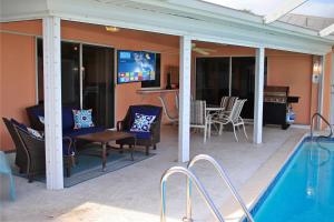 patio z basenem, stołem i krzesłami w obiekcie Family friendly home on water with kayaks and pool w mieście Cape Coral