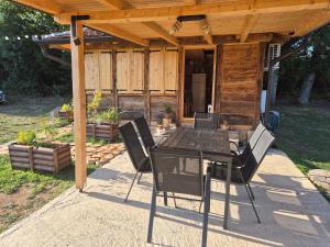 Un pato o zona al aire libre en Nice Q LAKE HOUSE