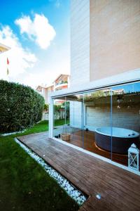 Bazén v ubytování Domus Aqua Luxury Apartment nebo v jeho okolí