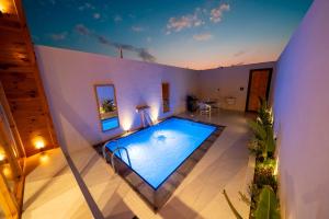 an overhead view of a swimming pool in a house at أكواخ السحاب in Jeddah