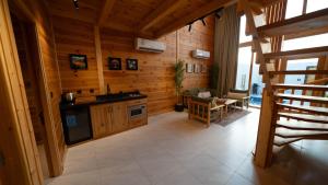 Η κουζίνα ή μικρή κουζίνα στο أكواخ السحاب