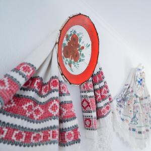 Nahaufnahme von zwei Pullovern vor einem Spiegel in der Unterkunft Courtyard Studio in Oradea