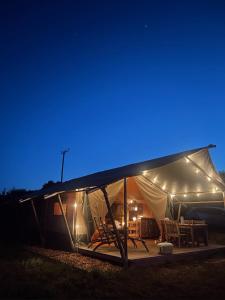 ein Zelt mit Licht in der Nacht in der Unterkunft Meadow View Country Park in Horton